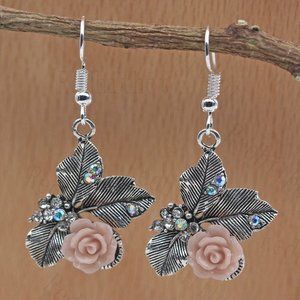 PRICE FIRM  ** BRAND NEW ** BEAUTIFUL CRYSTAL EARRINGS W/ LOVELY DESIGN